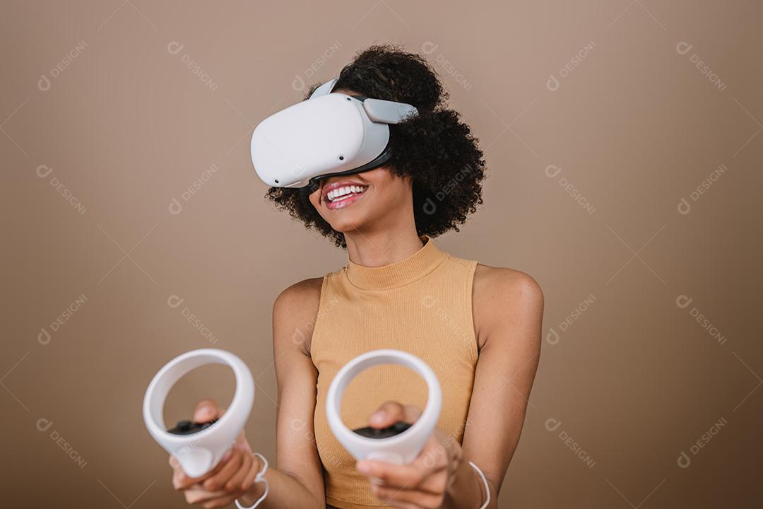 Jovem latina em pé com óculos de realidade virtual e mantenha joysticks ou dedo como uma arma.