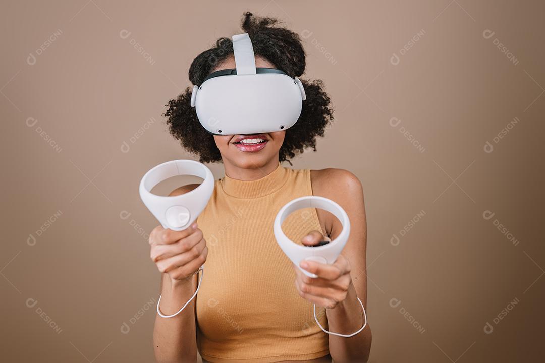 Jovem latina em pé com óculos de realidade virtual e mantenha joysticks ou dedo como uma arma.