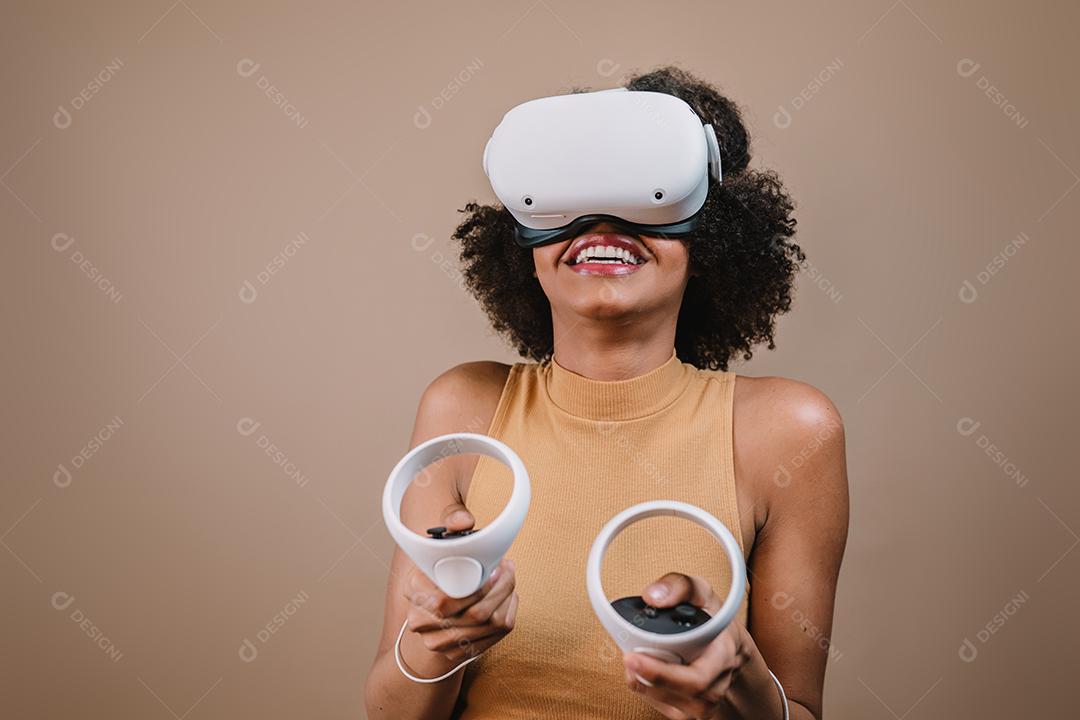 Jovem latina em pé com óculos de realidade virtual e mantenha joysticks ou dedo como uma arma.