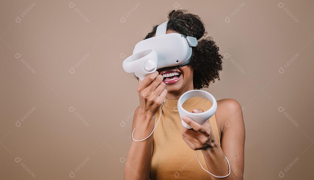 Jovem latina em pé com óculos de realidade virtual e mantenha joysticks ou dedo como uma arma.