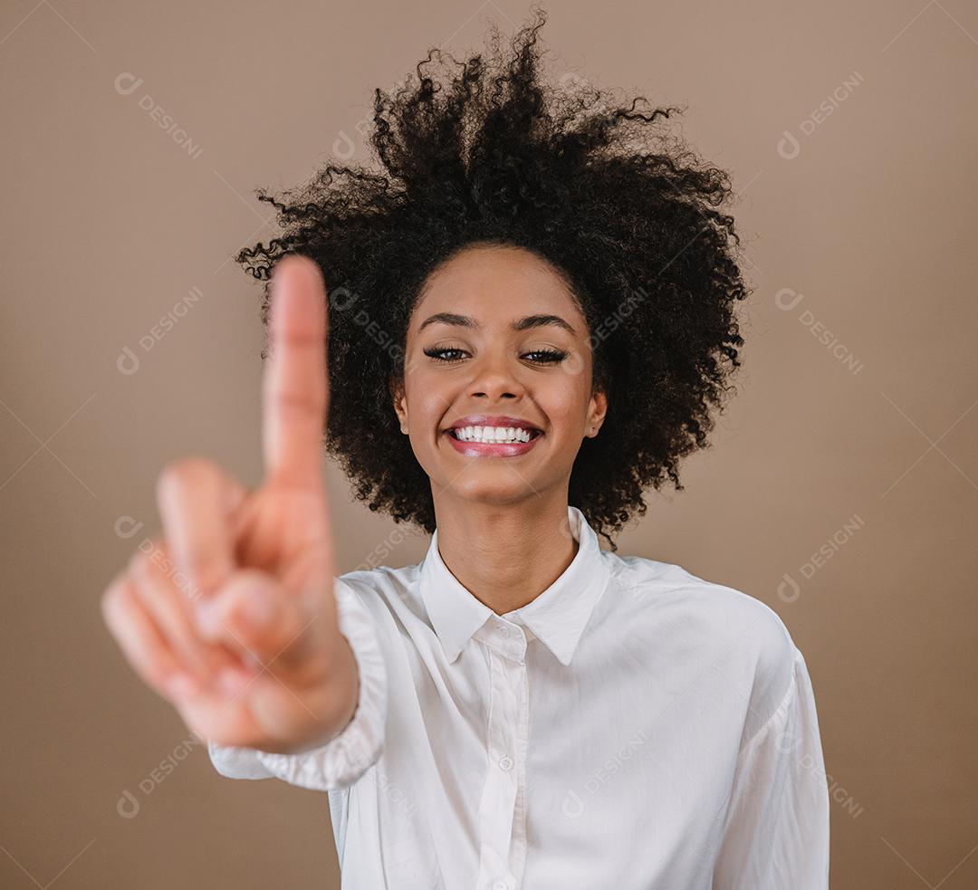 Mulher latina sorridente fazendo um, primeiros tempos de contagem regressiva assinam gesto com os dedos