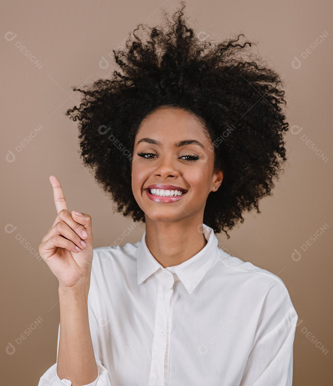 Jovem afro latina sorridente. Alegria, positivo e amor. Lindo cabelo estilo africano. Fundo pastel de estúdio.