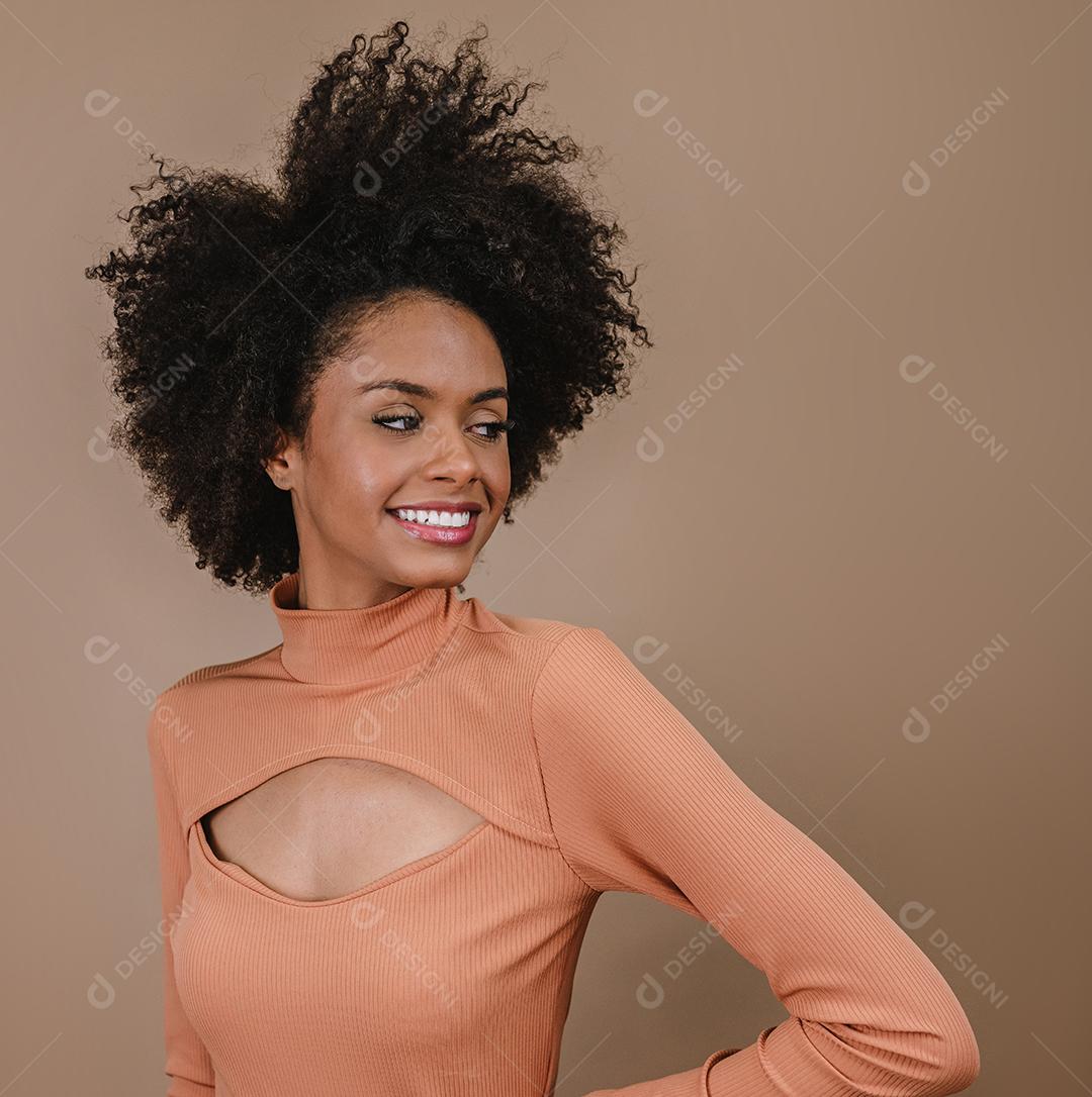 Mulher latina de beleza com penteado afro. mulher brasileira. Segurando a embalagem de xampu em branco