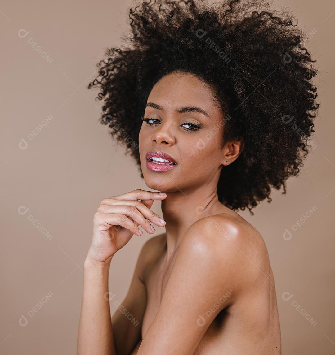 Jovem afro latina sorridente. Alegria, positivo e amor. Lindo cabelo estilo africano. Fundo pastel de estúdio.