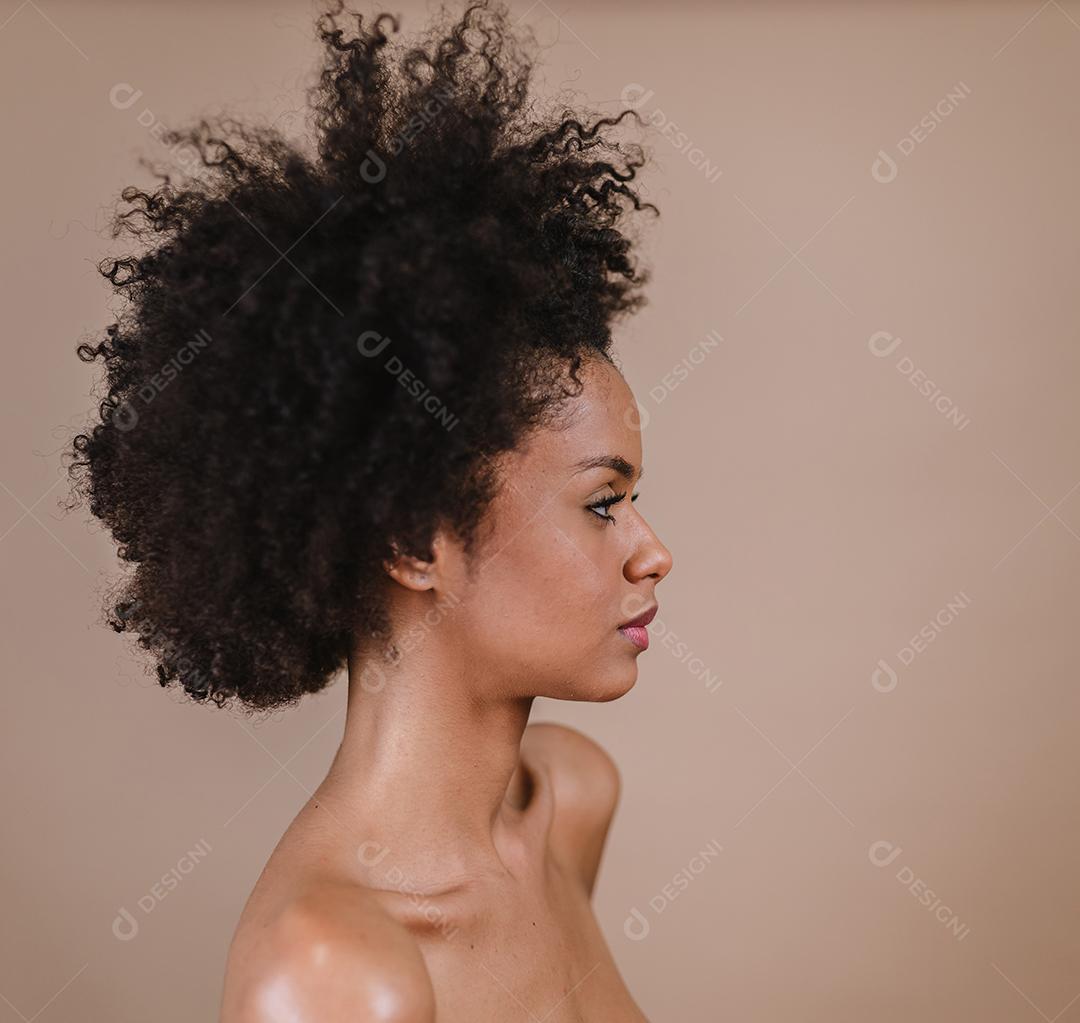Jovem afro latina sorridente. Alegria, positivo e amor. Lindo cabelo estilo africano. Fundo pastel de estúdio.