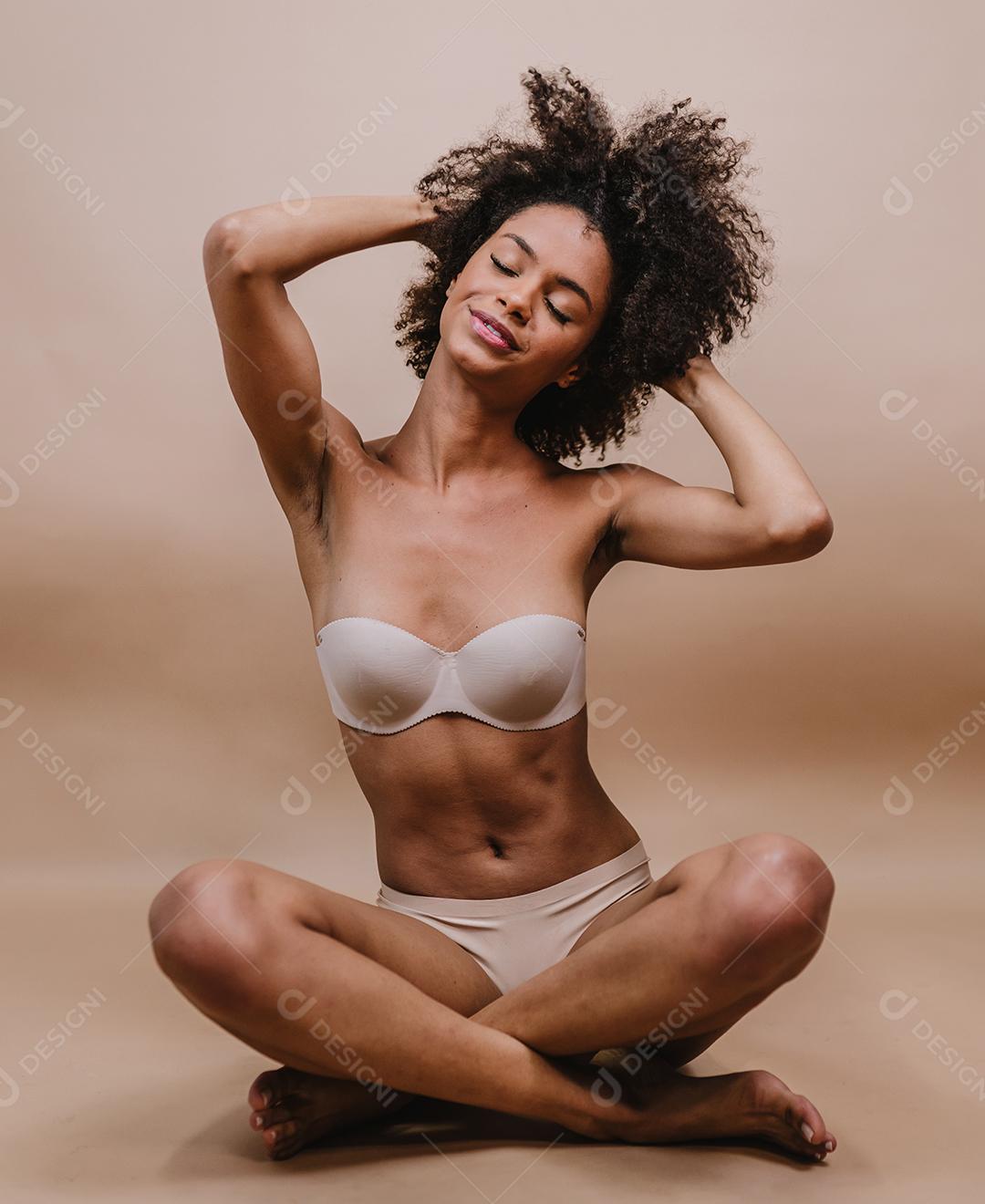 Jovem afro latina sorridente. Alegria, positivo e amor. Lindo cabelo estilo africano. Fundo pastel de estúdio.