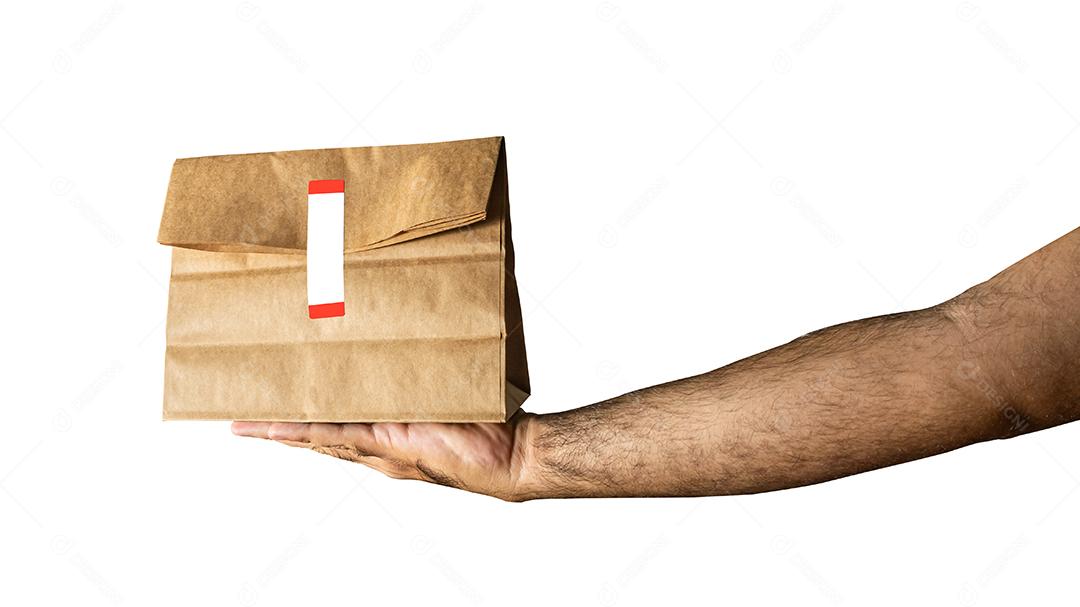 braço masculino ou mão segurando um pacote embalagem de entrega de restaurante com selo. isolado no fundo branco