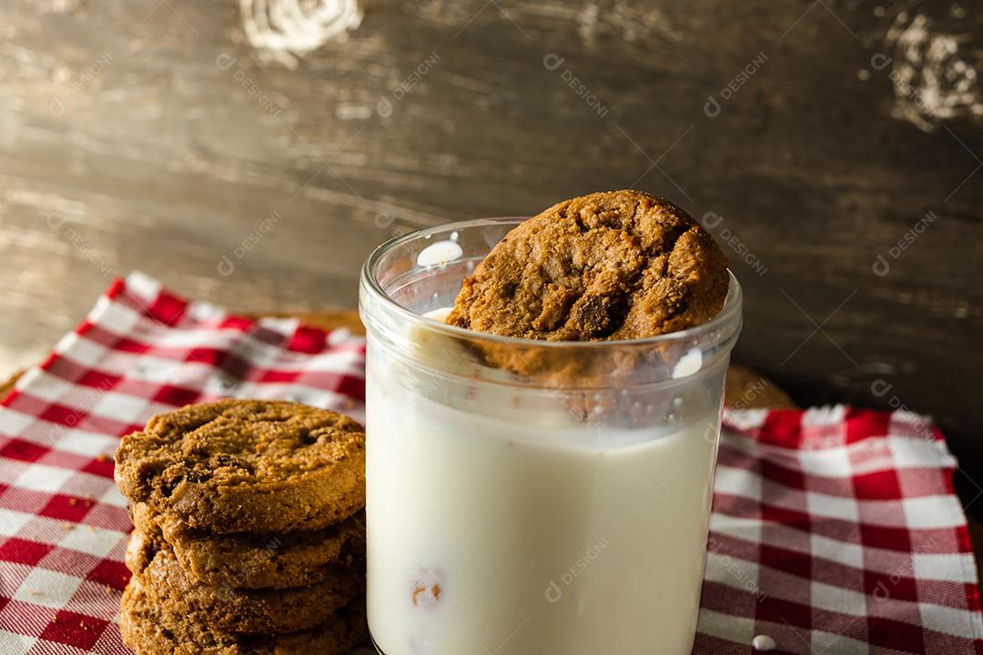 mergulhando ou molhando um biscoito, fazendo um respingo. Cafe da manha
