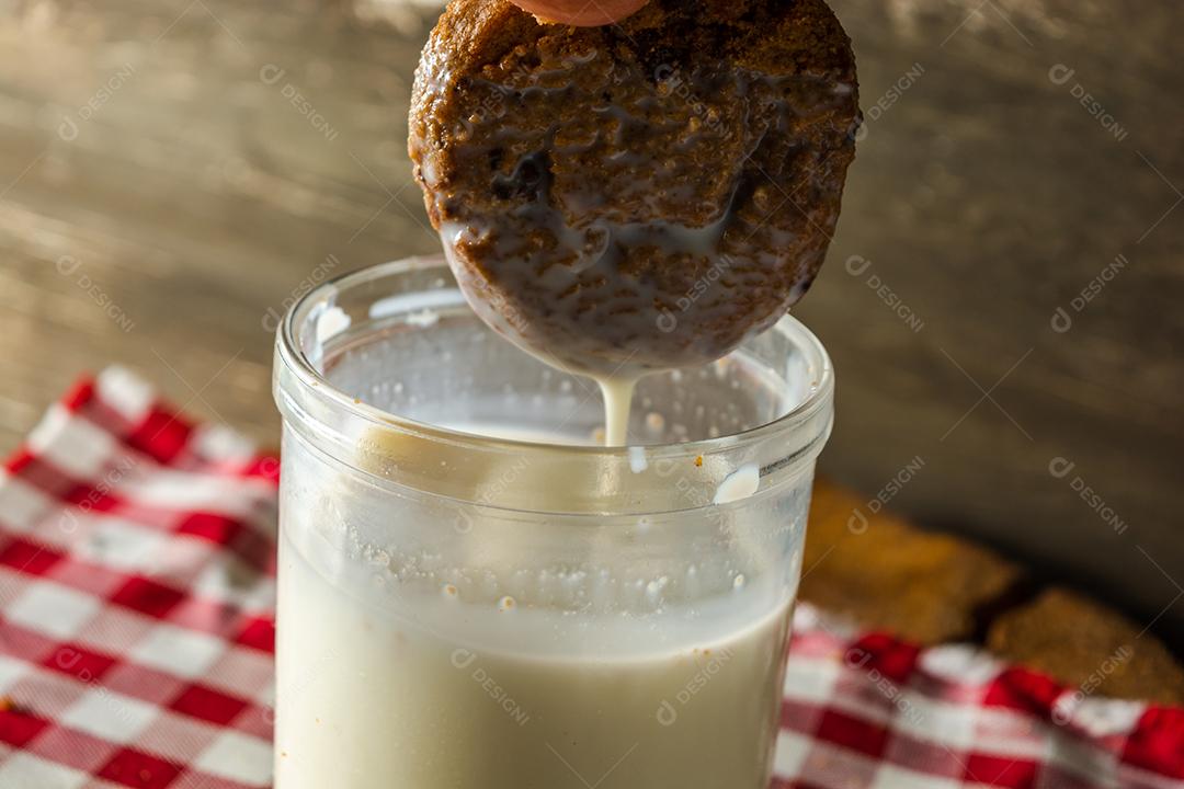 mergulhando ou molhando um biscoito, fazendo um respingo. conceito de café da manhã