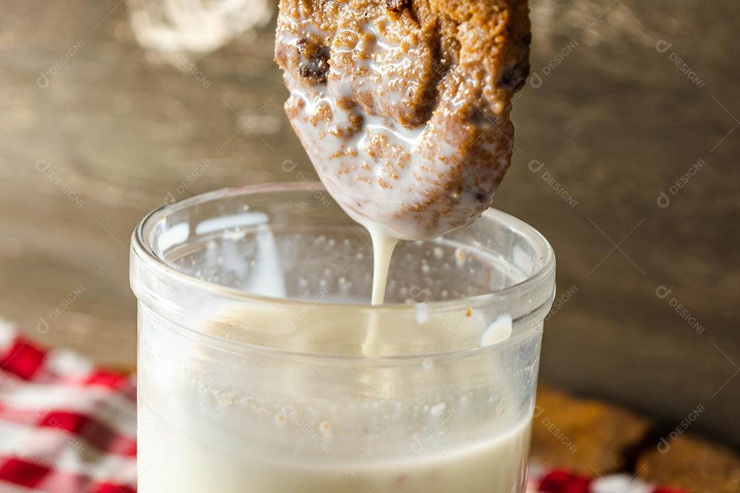 mergulhando ou molhando um biscoito, fazendo um respingo. conceito de café da manhã