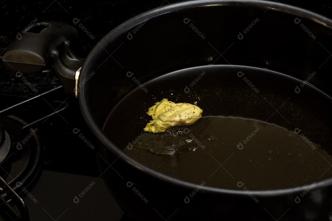 fritando a massa em óleo frio, testando a temperatura do óleo