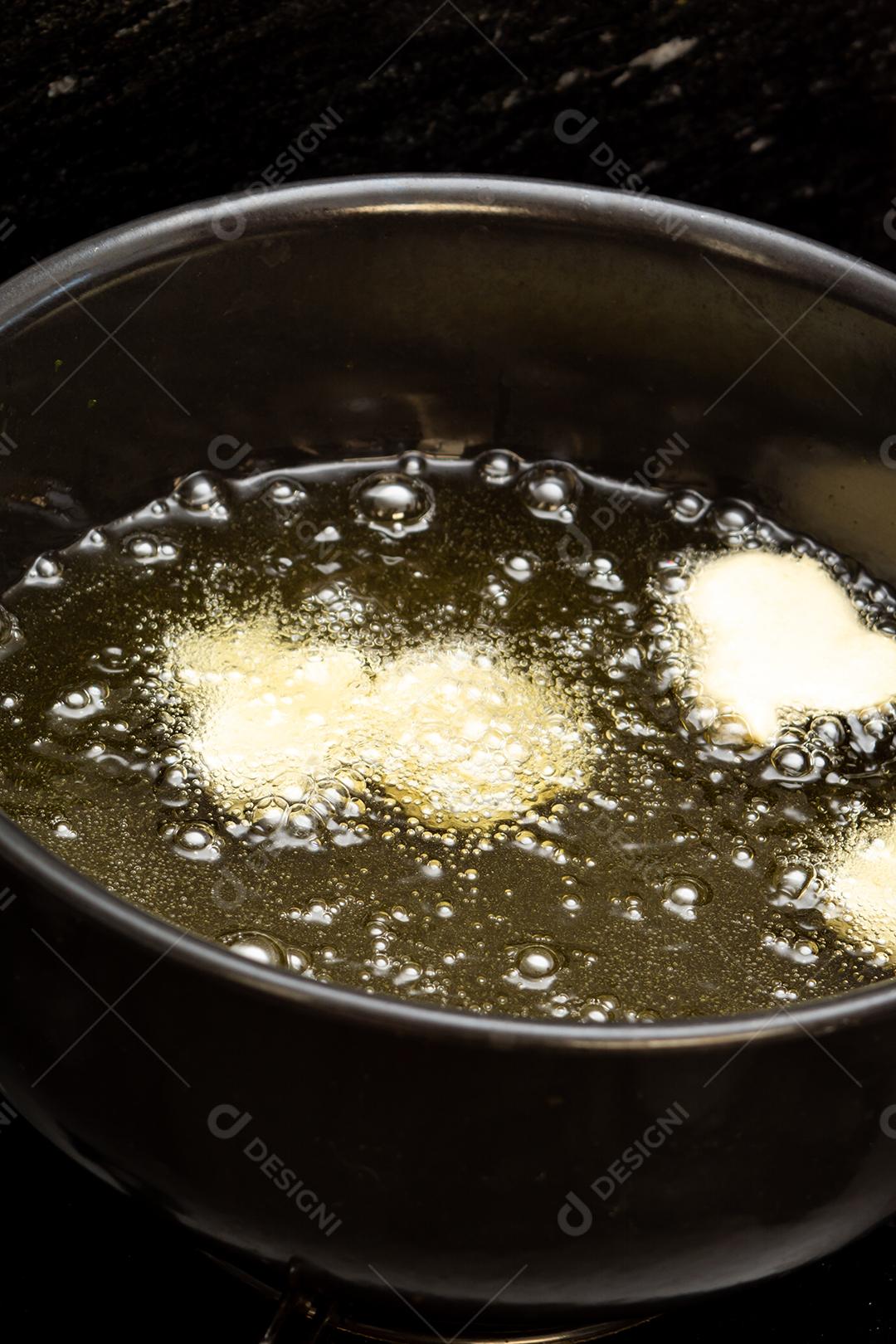 fritando a massa em óleo frio, testando a temperatura do óleo