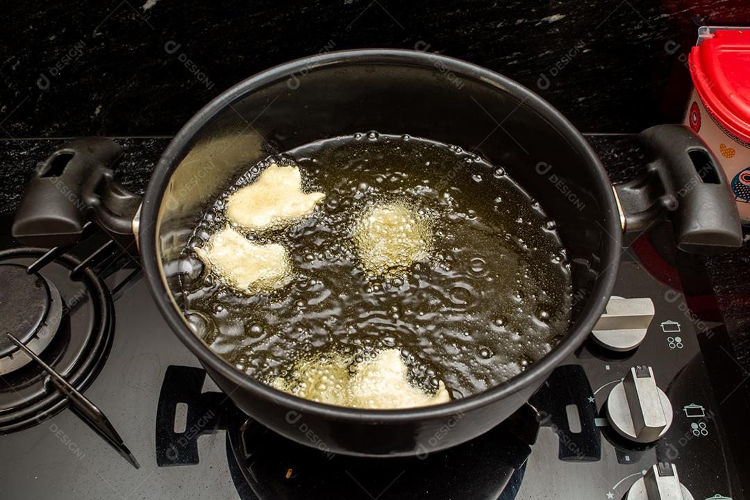 fritando a massa em óleo frio, testando a temperatura do óleo