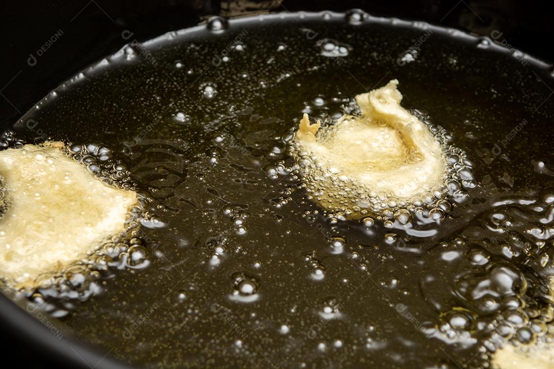 fritando a massa em óleo frio, testando a temperatura do óleo