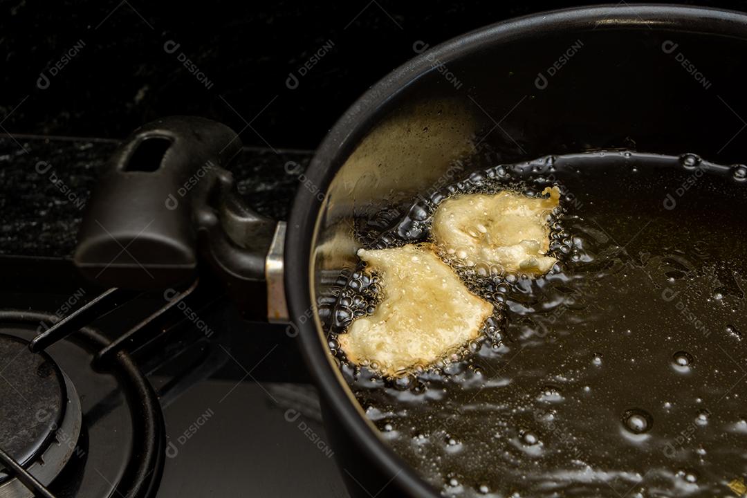 fritando a massa em óleo frio, testando a temperatura do óleo