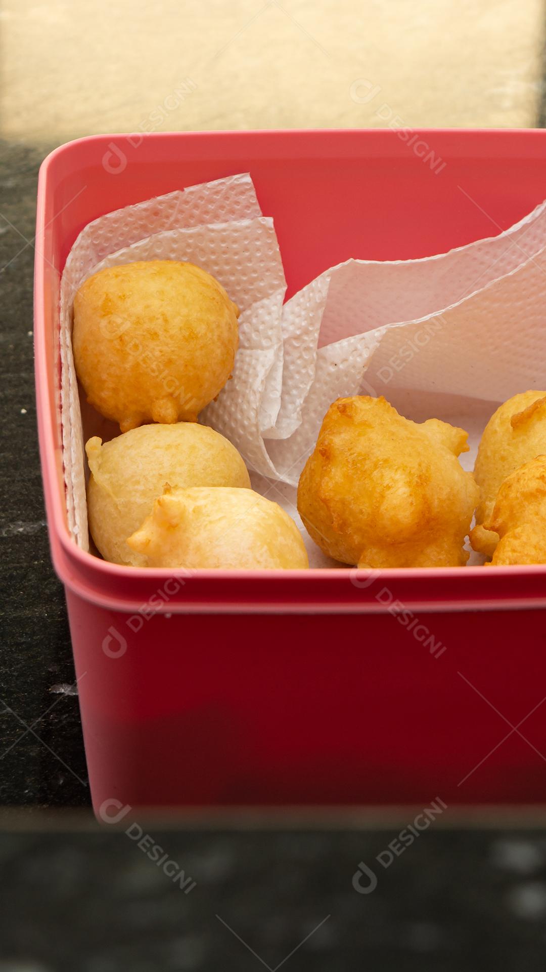 colocando açúcar e canela em uma massa frita conhecida como bolinho de chuva. uma receita típica e tradicional brasileira