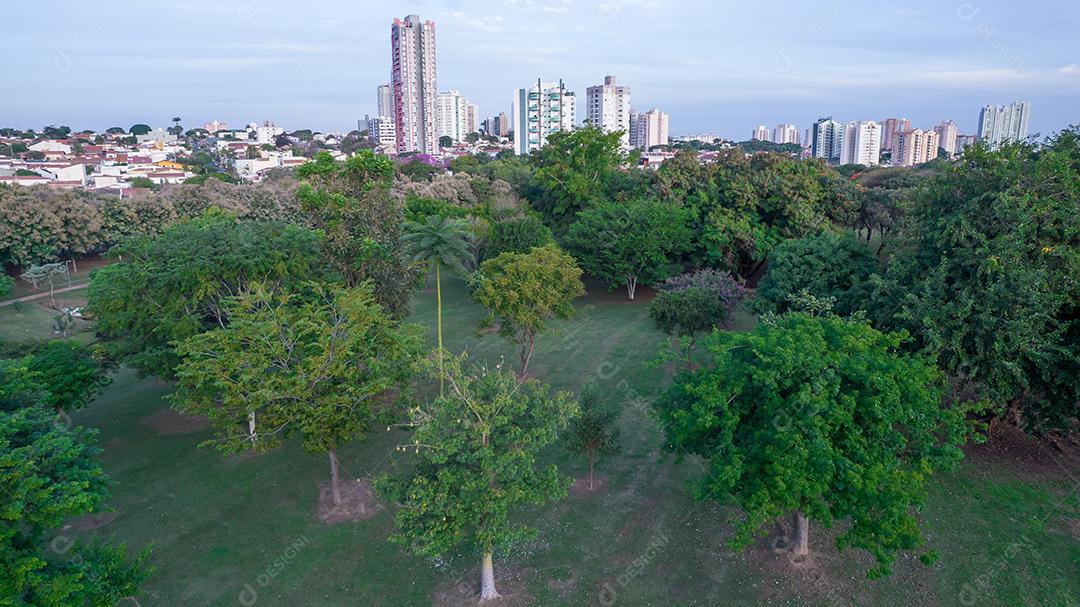 Parque Ecológico de Indaiatuba. Lindo parque no centro da cidade, com lago e lindas árvores e casas. Vista aérea