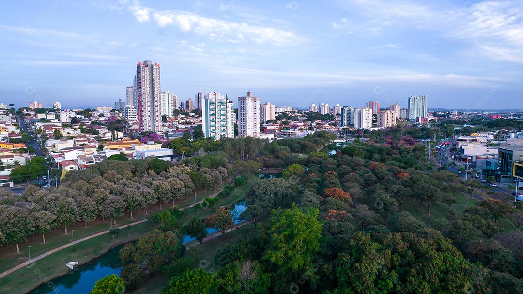 Parque Ecológico de Indaiatuba. Lindo parque no centro da cidade, com lago e lindas árvores e casas. Vista aérea