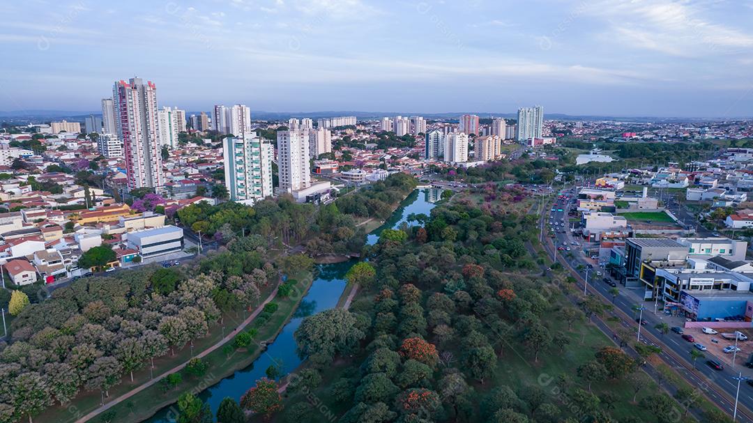 Parque Ecológico de Indaiatuba. Lindo parque no centro da cidade, com lago e lindas árvores e casas. Vista aérea