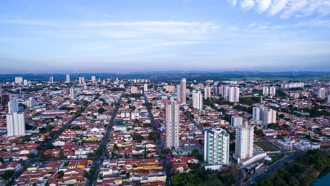 Parque Ecológico de Indaiatuba. Lindo parque no centro da cidade, com lago e lindas árvores e casas. Vista aérea