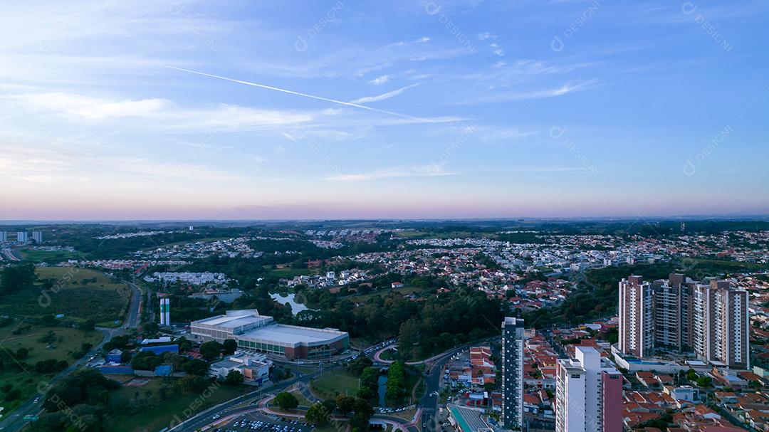 Parque Ecológico de Indaiatuba. Lindo parque no centro da cidade, com lago e lindas árvores e casas. Vista aérea