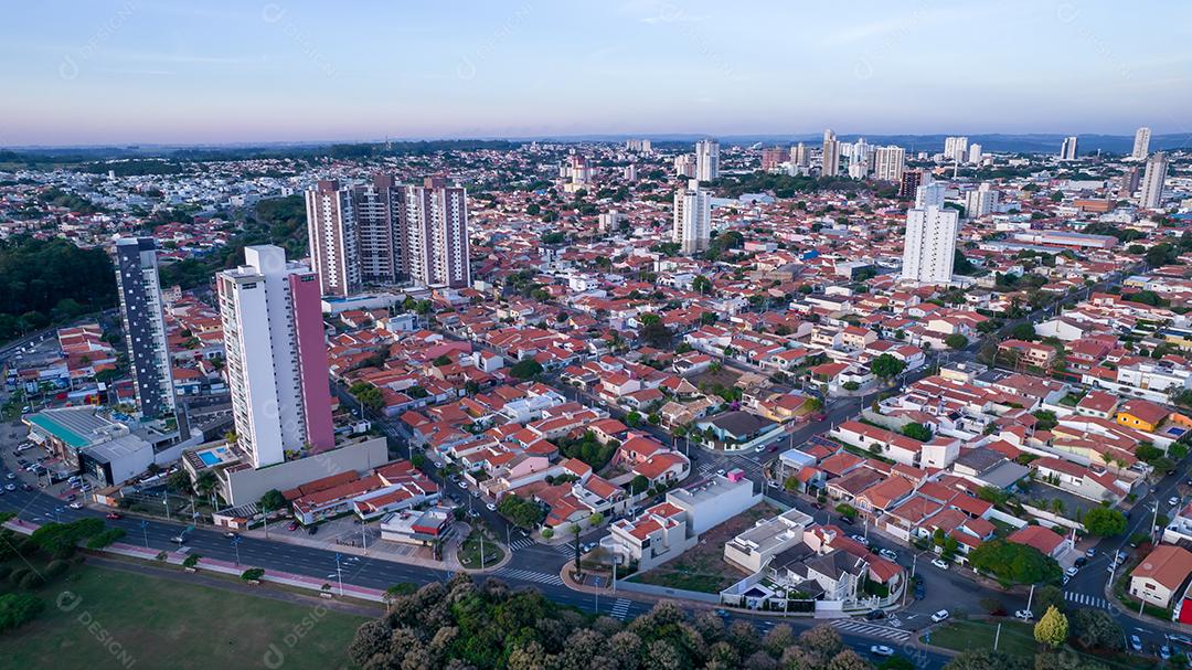 Parque Ecológico de Indaiatuba. Lindo parque no centro da cidade, com lago e lindas árvores e casas. Vista aérea