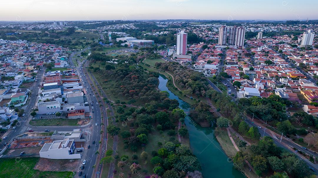 Parque Ecológico de Indaiatuba. Lindo parque no centro da cidade, com lago e lindas árvores e casas. Vista aérea