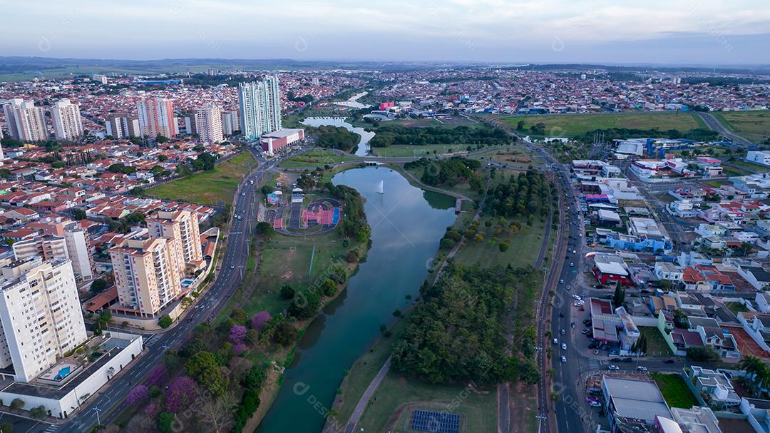 Parque Ecológico de Indaiatuba. Lindo parque no centro da cidade, com lago e lindas árvores e casas. Vista aérea
