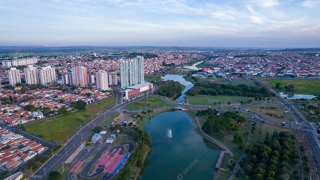 Parque Ecológico de Indaiatuba. Lindo parque no centro da cidade, com lago e lindas árvores e casas. Vista aérea