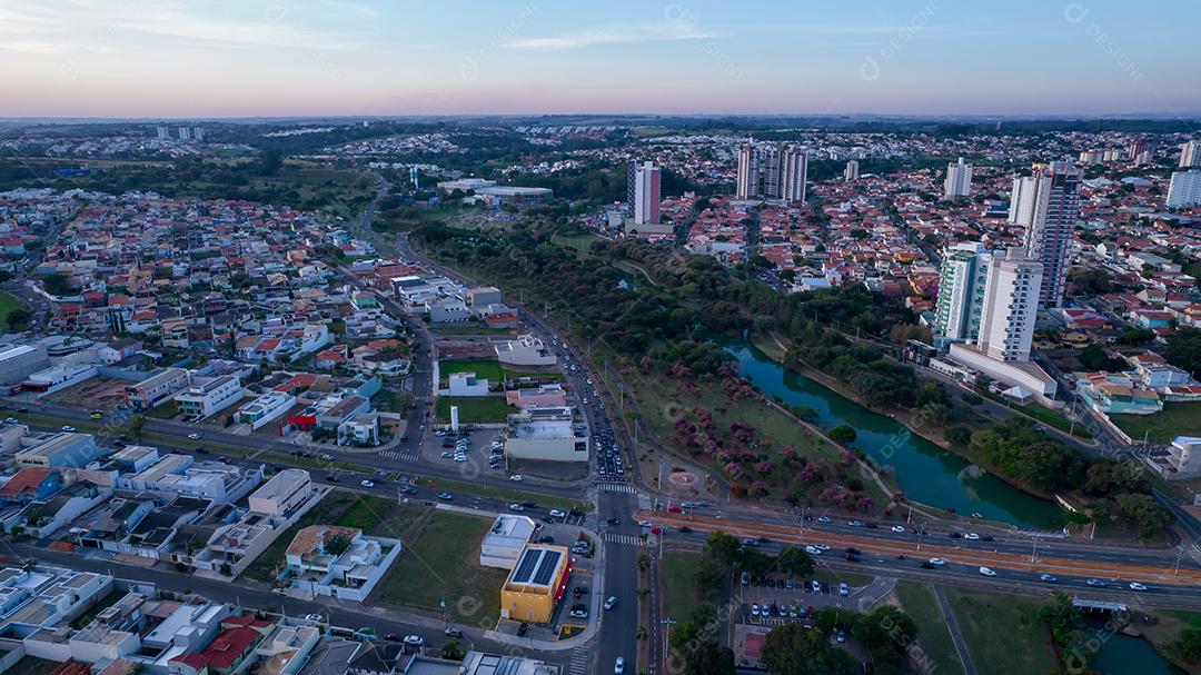 Parque Ecológico de Indaiatuba. Lindo parque no centro da cidade, com lago e lindas árvores e casas. Vista aérea