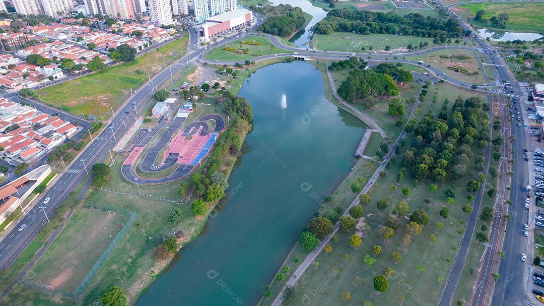 Parque Ecológico de Indaiatuba. Lindo parque no centro da cidade, com lago e lindas árvores e casas. Vista aérea