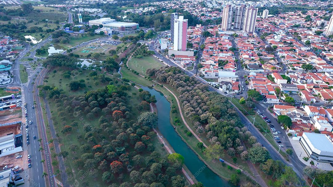 Parque Ecológico de Indaiatuba. Lindo parque no centro da cidade, com lago e lindas árvores e casas. Vista aérea