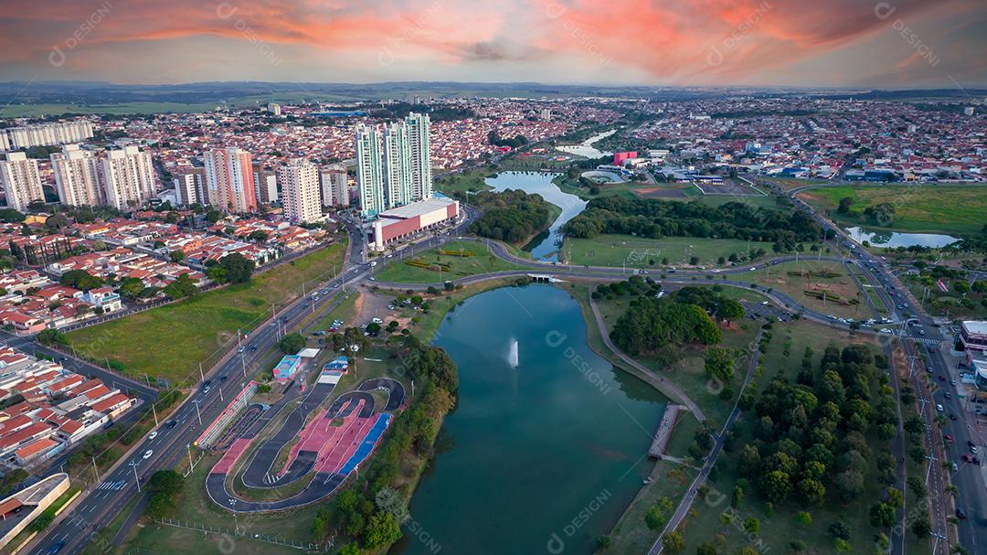 Parque Ecológico de Indaiatuba. Lindo parque no centro da cidade, com lago e lindas árvores e casas. Vista aérea