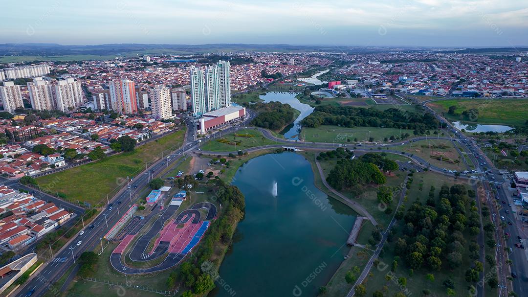 Parque Ecológico de Indaiatuba. Lindo parque no centro da cidade, com lago e lindas árvores e casas. Vista aérea