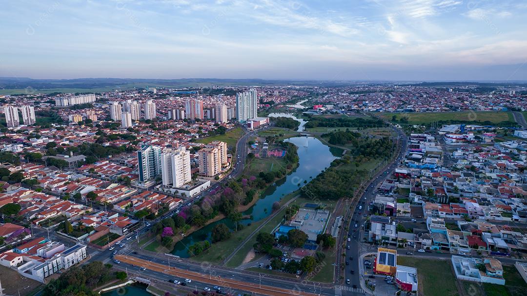 Parque Ecológico de Indaiatuba. Lindo parque no centro da cidade, com lago e lindas árvores e casas. Vista aérea
