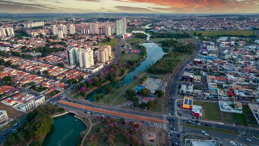 Parque Ecológico de Indaiatuba. Lindo parque no centro da cidade, com lago e lindas árvores e casas. Vista aérea