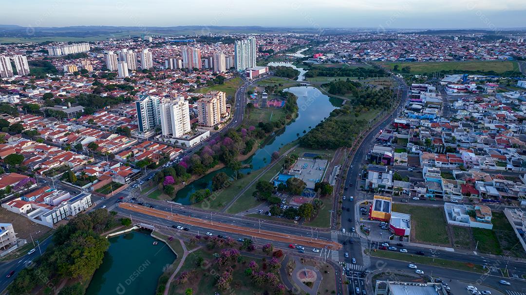 Parque Ecológico de Indaiatuba. Lindo parque no centro da cidade, com lago e lindas árvores e casas. Vista aérea
