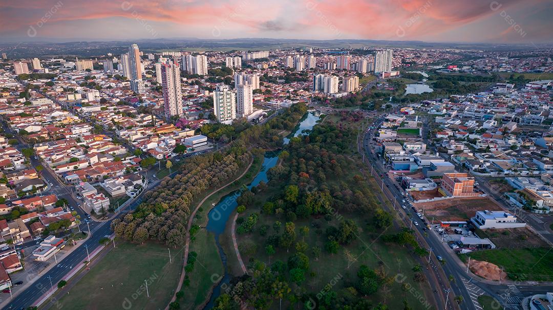 Parque Ecológico de Indaiatuba. Lindo parque no centro da cidade, com árvores e casas. Vista aérea