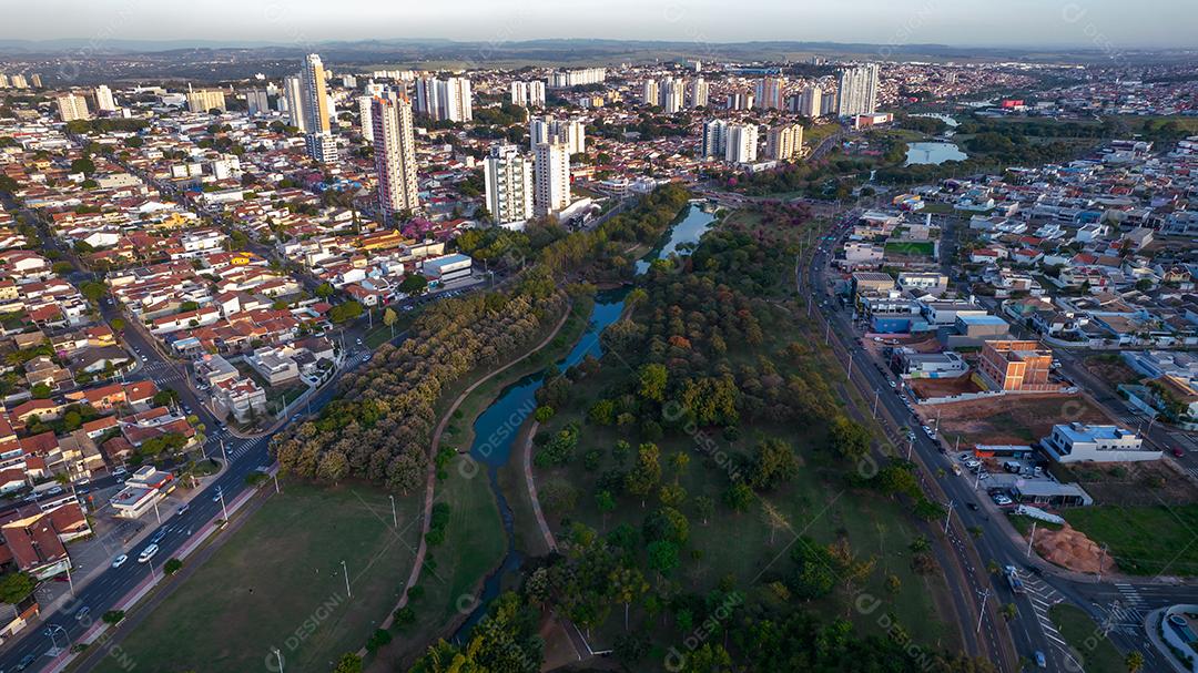 Parque Ecológico de Indaiatuba. Lindo parque no centro da cidade, com árvores e casas. Vista aérea
