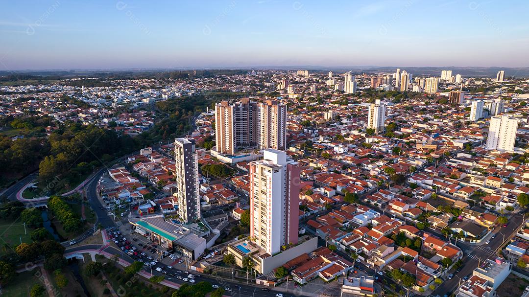 Parque Ecológico de Indaiatuba. Lindo parque no centro da cidade, com árvores e casas. Vista aérea