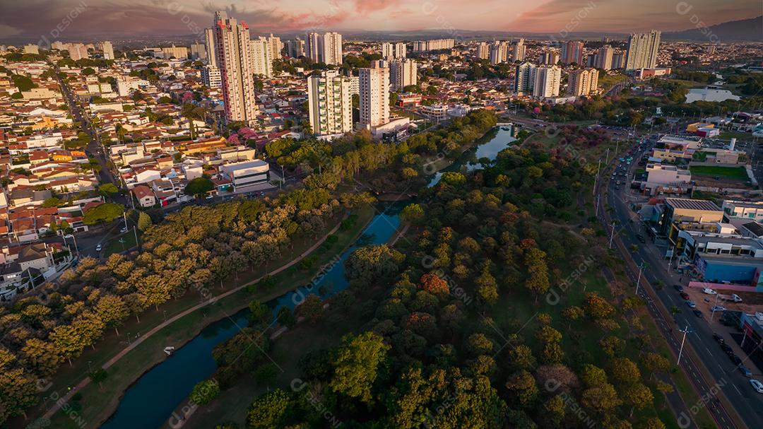 Parque Ecológico de Indaiatuba. Lindo parque no centro da cidade, com árvores e casas. Vista aérea