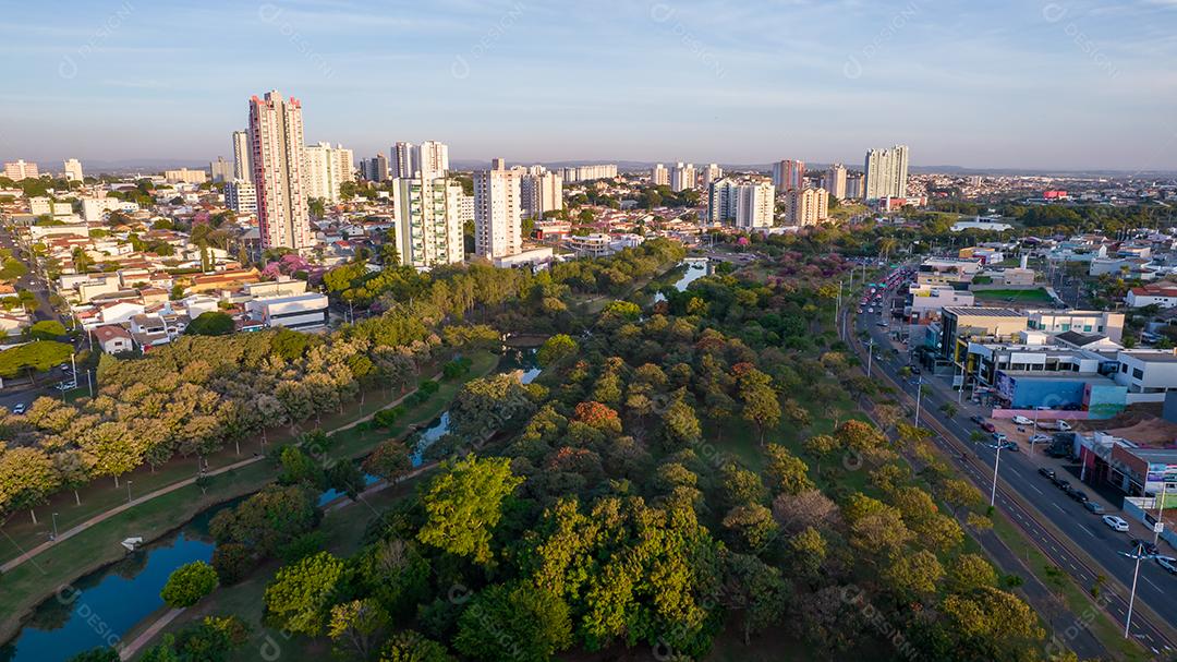 Parque Ecológico de Indaiatuba. Lindo parque no centro da cidade, com árvores e casas. Vista aérea