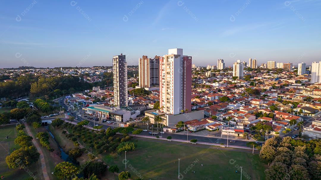 Parque Ecológico de Indaiatuba. Lindo parque no centro da cidade, com árvores e casas. Vista aérea