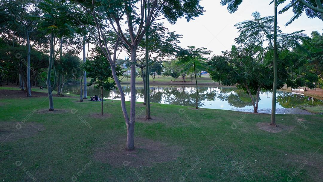 Parque Ecológico de Indaiatuba. Lindo parque no centro da cidade, com lago e lindas árvores e casas. Vista aérea