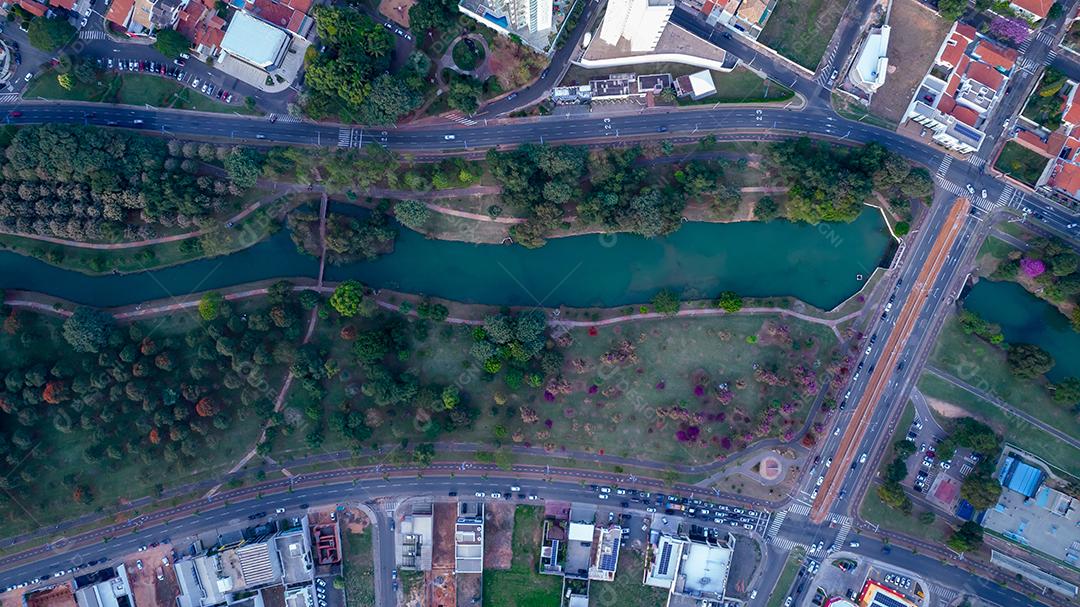 Parque Ecológico de Indaiatuba. Lindo parque no centro da cidade, com lago e lindas árvores e casas. Vista aérea