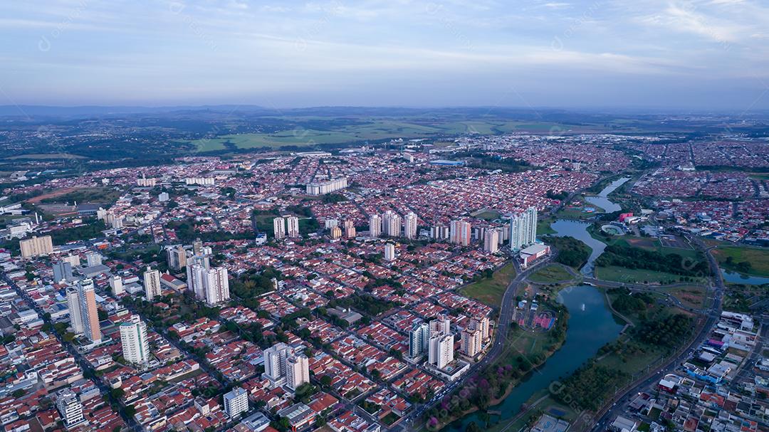 Parque Ecológico de Indaiatuba. Lindo parque no centro da cidade, com lago e lindas árvores e casas. Vista aérea