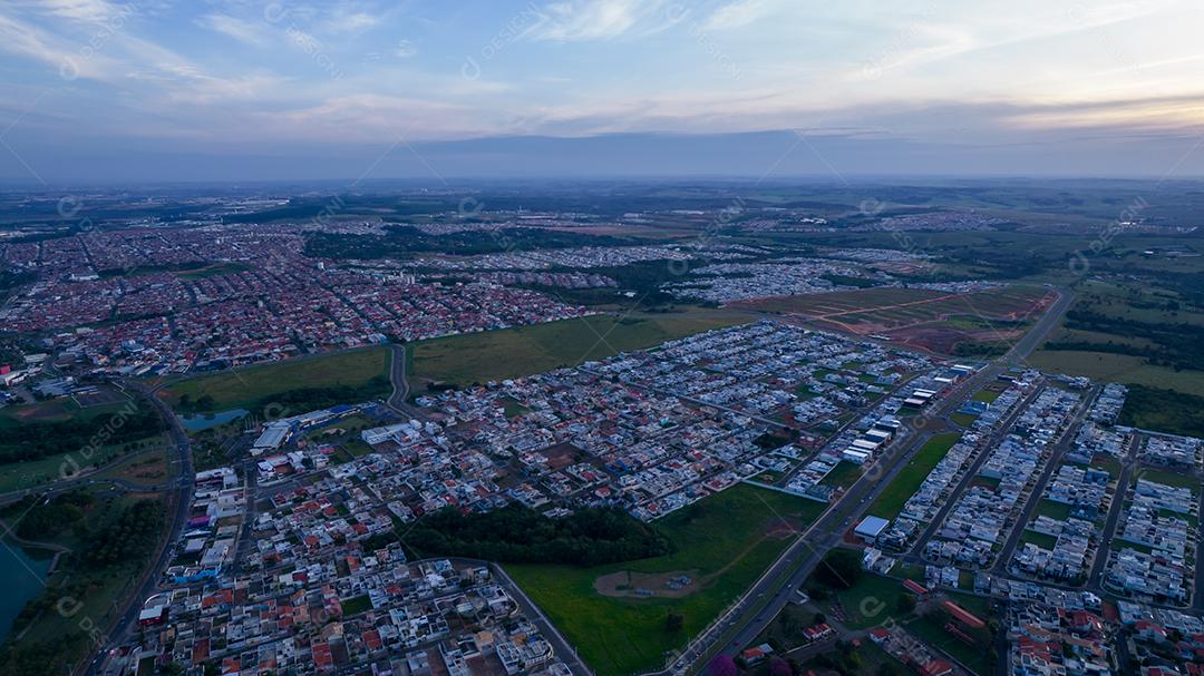 Parque Ecológico de Indaiatuba. Lindo parque no centro da cidade, com lago e lindas árvores e casas. Vista aérea