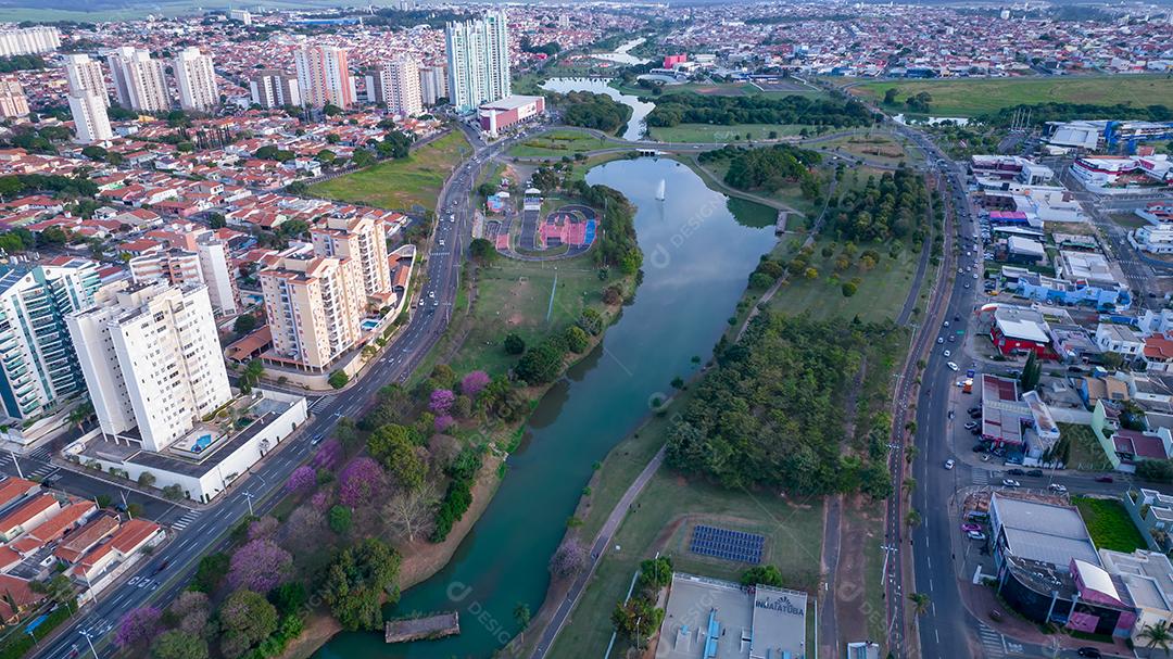 Parque Ecológico de Indaiatuba. Lindo parque no centro da cidade, com lago e lindas árvores e casas. Vista aérea