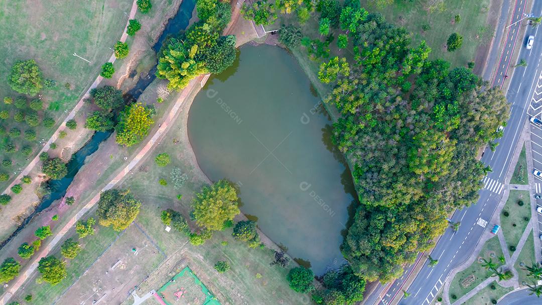 Parque Ecológico de Indaiatuba. Lindo parque no centro da cidade, com lago e lindas árvores e casas. Vista aérea
