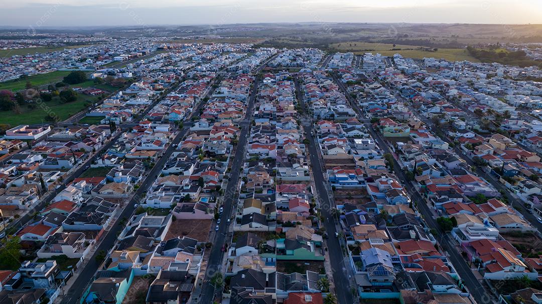Parque Ecológico de Indaiatuba. Lindo parque no centro da cidade, com árvores e casas. Vista aérea